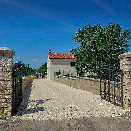 House Dominik-with Pool And Jacuzzi Near Rovinj Villa *