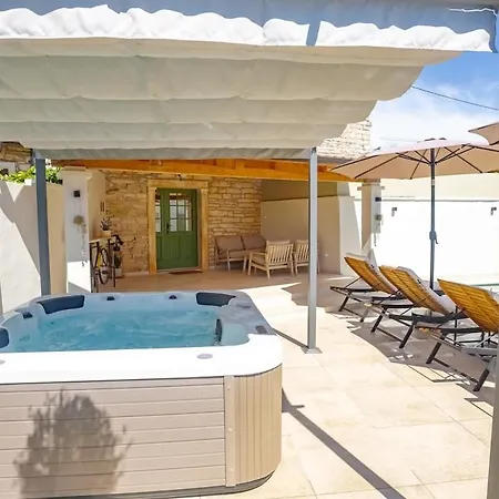 House Dominik-with Pool And Jacuzzi Near Rovinj Villa Kanfanar