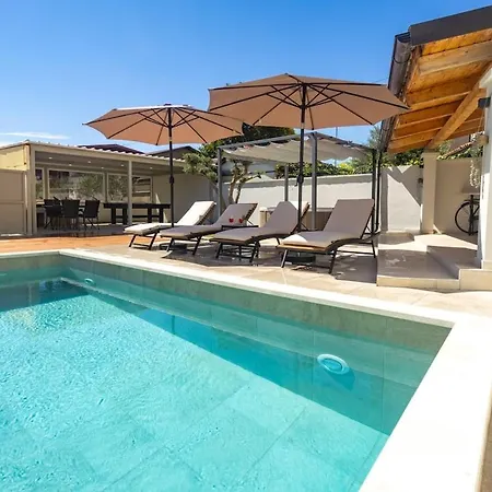 House Dominik-with Pool And Jacuzzi Near Rovinj Villa